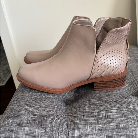 Elegant Cream Women's Shoes - Picture 3 of 5